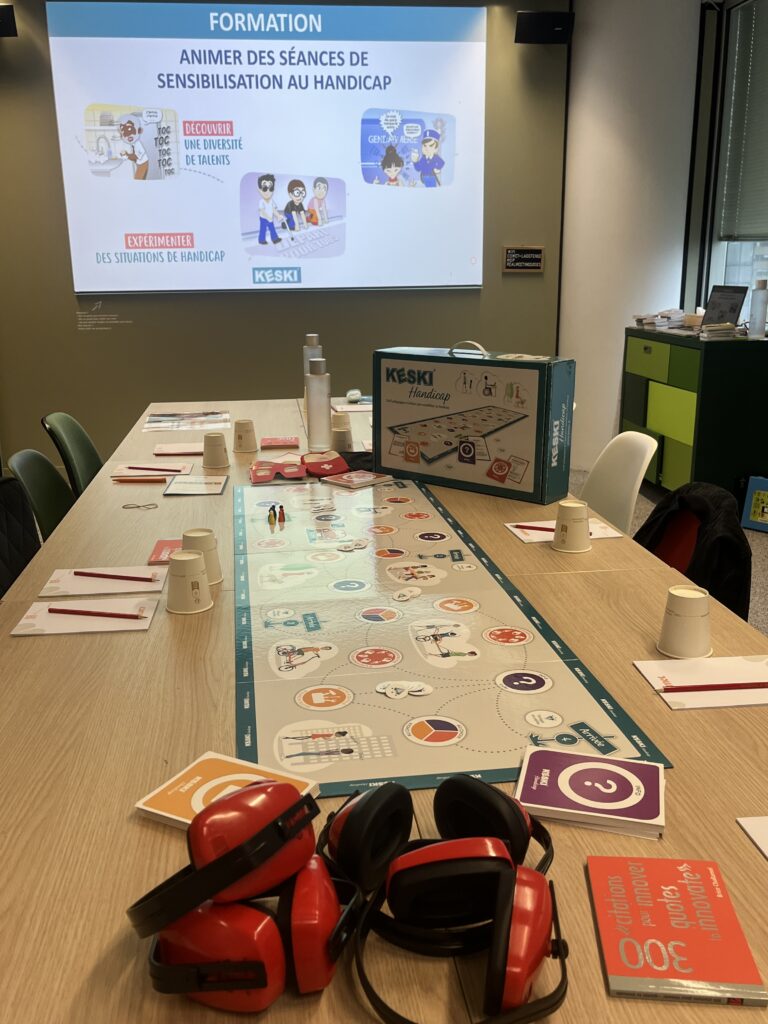 la mallette KESKI Handicap installée sur une table lors d'une formation à l'animation de sessions de sensibilisation au handicap