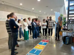 Participants à une animation de sensibilisation au handicap autour du jeu géant KESKI Handicap