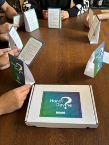 Joueurs autour du jeu de sensibilisation au handicap HANDI'DEVINE