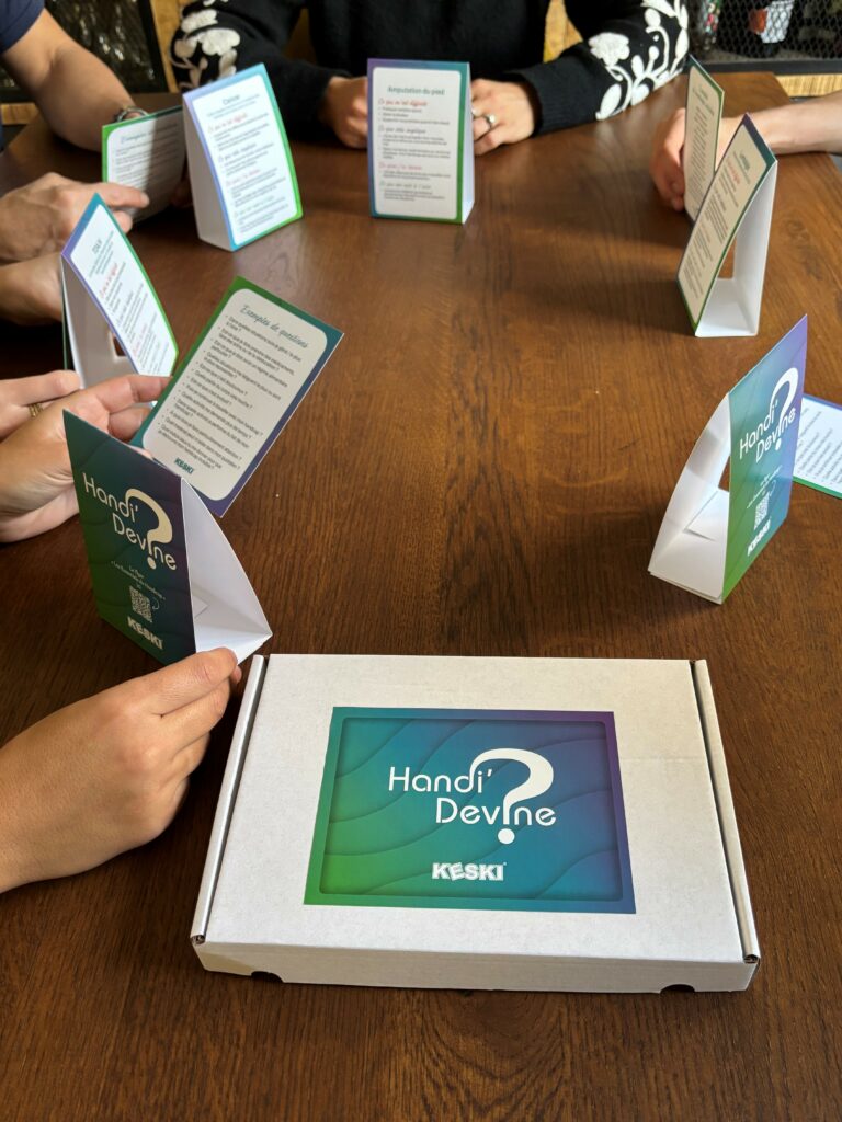Joueurs autour du jeu de sensibilisation au handicap HANDI'DEVINE