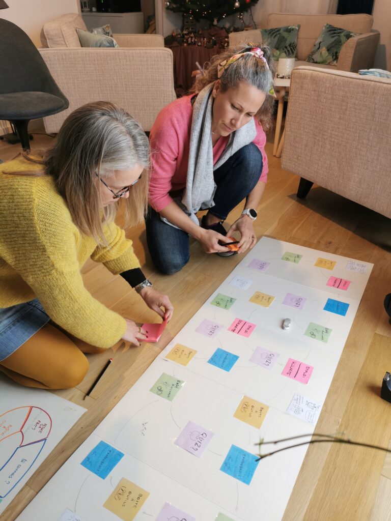 Anne-Laure et Claire en train de travailler sur le plateau du jeu KESKI Handicap