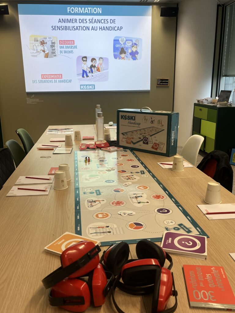 Mallette KESKI Handicap utilisée pour la formation sensibiliser au handicap